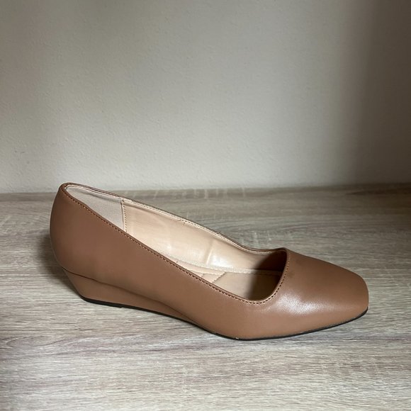 ADRIENNE VITTADINI Palmer Size 7 Faux Leather Wedge Pumps Women's Tan - Picture 5 of 10